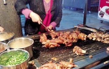 【案例】大學(xué)生“豬蹄哥”從地?cái)偲鸩剑荒曩u出30萬只豬|餐飲界