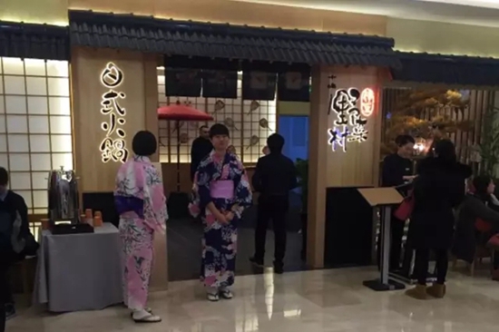 火鍋店關(guān)門潮之際，這家店憑啥開業(yè)就排隊？|餐飲界