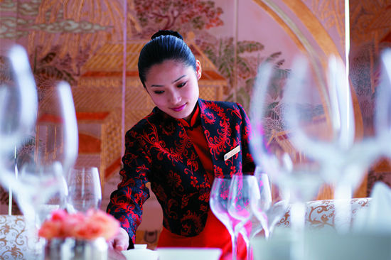 去一家餐廳用餐，你遇到過哪些尷尬的服務(wù)？|餐飲界