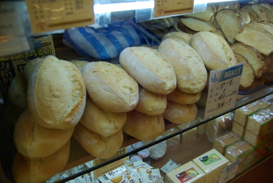 憂(yōu)心餐廳倒閉，顧客用充值卡買(mǎi)一堆面包|餐飲界