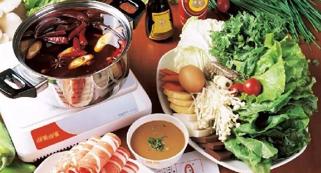 呷哺進(jìn)軍火鍋調(diào)料，火鍋品牌入局調(diào)料市場(chǎng)漸成常態(tài)|餐飲界