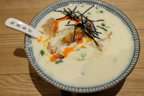 一碗豆?jié){12元，兩只包子26元…在餐飲寒冬，它靠什么讓顧客絡(luò)繹不絕|餐飲界