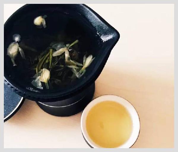 無印良品開了一家咖啡館，但主角是一款“性冷淡”的茶？|餐飲界