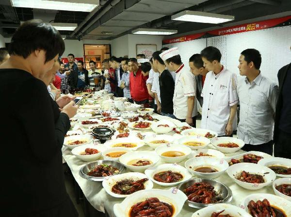 打造“白粉級”餐飲爆品，這個(gè)品類讓他一年瘋賣4個(gè)億|餐飲界