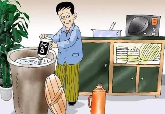 廚師不滿被辭退，向餐廳米酒缸投三瓶劇毒農(nóng)藥|餐飲界