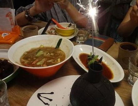 點(diǎn)了道餐廳特色“地雷菜” 誰知上桌真“炸”了，燙傷顧客|餐飲界
