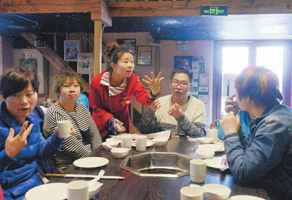 麗江一餐廳21名員工14名是聾啞人，點菜用iPad打手語|餐飲界