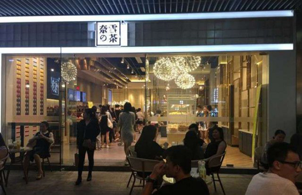 我們?cè)诓栾嬍袌?chǎng)上看到了“另一個(gè)周黑鴨”|餐飲界