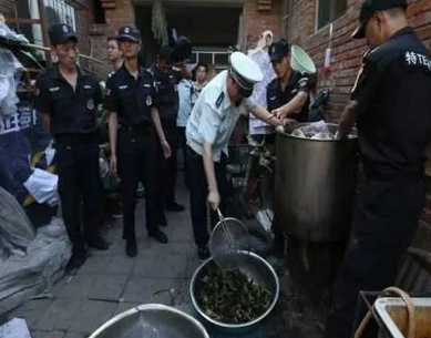 揭秘北京黑作坊粽子：豆沙長滿白毛 餡里還有小肉蟲，竟然日銷上千|餐飲界