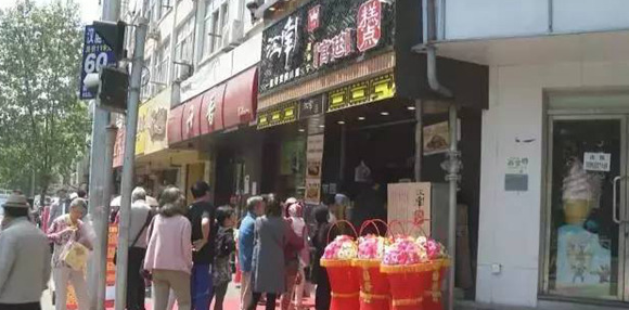 倆老太造謠新開店的蛋糕肉松是棉花做的，被拘留5天|餐飲界