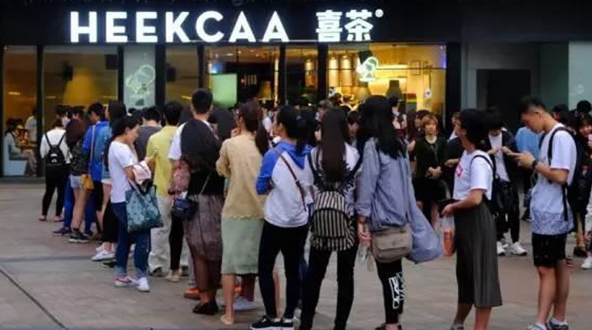 中產(chǎn)階層的污名化：為什么買喜茶、喝星巴克會(huì)被嘲笑？|餐飲界