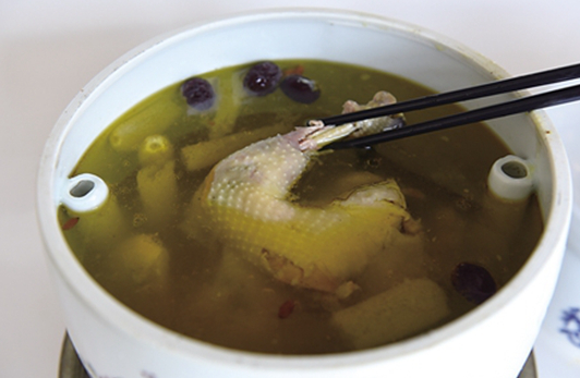 從放棄“鐵飯碗”到創(chuàng)辦餐飲企業(yè) 這道百年“雞湯”能否溫潤你的心靈？|餐飲界