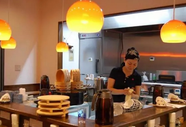 一人玩轉(zhuǎn)一家餐廳！這位日本女工程師把效率和眾包發(fā)揮到了極致|餐飲界