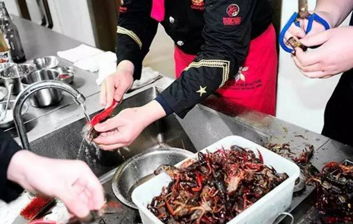 全國唯一小龍蝦專業(yè)開招了！今年首批僅收86人|餐飲界