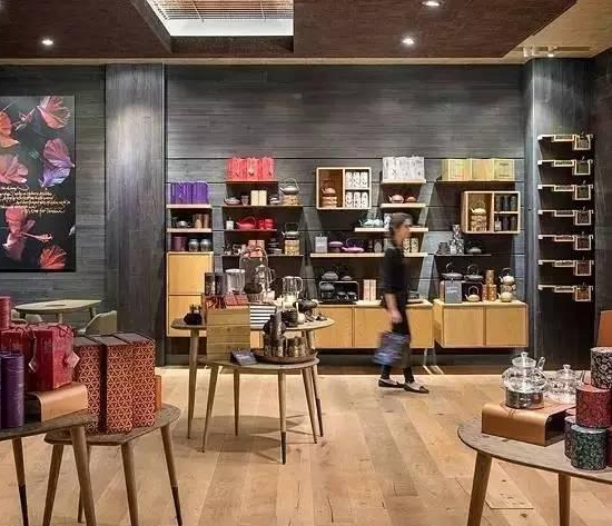 星巴克的焦慮：豪擲88億收回門店所有權(quán)、關(guān)閉379家茶飲店……|餐飲界
