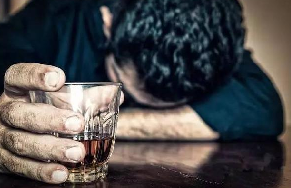 服務(wù)員背醉酒顧客摔斷腿，誰(shuí)該負(fù)責(zé)？|餐飲界