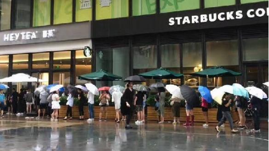 帝都開業(yè)首日排隊排到星巴克門口！喜茶離成為“巨頭”還有多遠？|餐飲界
