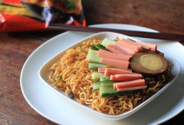 被外賣“打敗”的不只方便面，還有好搭檔火腿腸|餐飲界