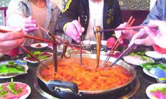 600家店5年內(nèi)縮水80％，成渝“火鍋之戰(zhàn)”，誰(shuí)才是最后贏家？|餐飲界