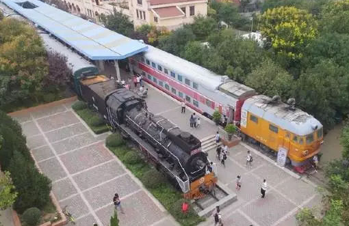 在火車上開美食街，一列車廂一個門店，租客瘋搶，人氣爆棚|餐飲界
