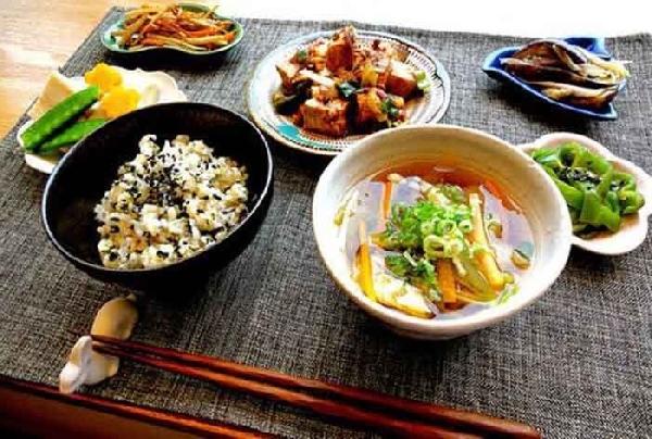 大肆擴張的日料比艱難前行的中餐，到底好在哪？|餐飲界