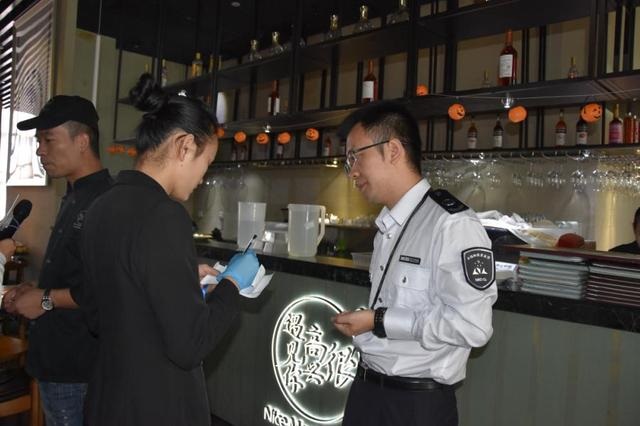 韓寒在深圳的餐廳再被查，后廚餐具堆地上降C！|餐飲界