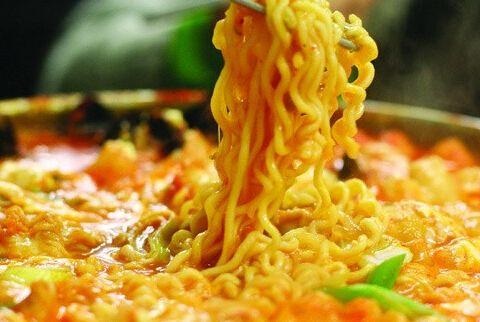 泡面三年少賣80億包，康師傅用什么打退外賣的進(jìn)攻？|餐飲界