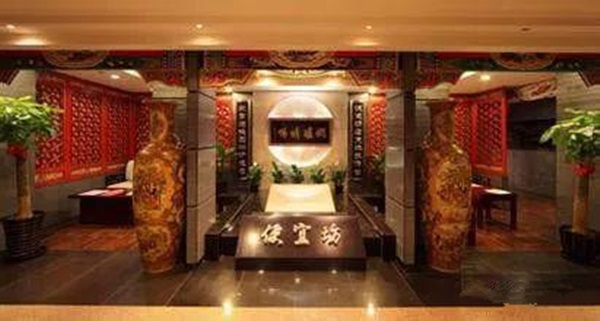 同樣都是做鴨，成名600年的烤鴨鼻祖，竟這樣被全聚德?lián)屃孙L(fēng)頭？|餐飲界