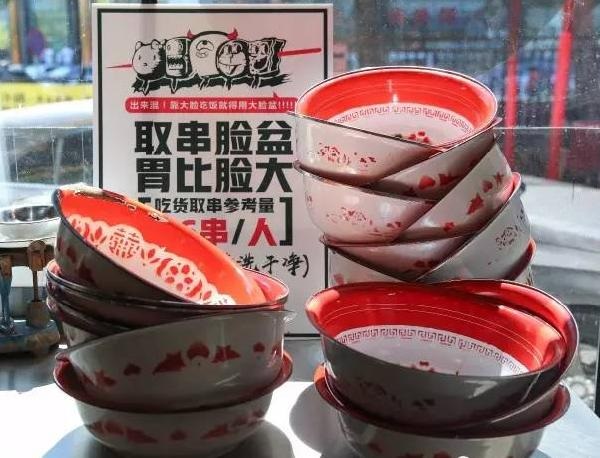 “流氓”餐廳靠6毛錢(qián)串串，日流水近4萬(wàn)|餐飲界