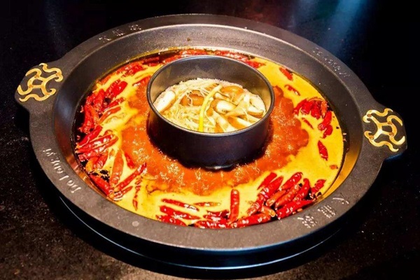 暗訪！這家火鍋店端給顧客的鍋底，竟是別人吃剩的|餐飲界