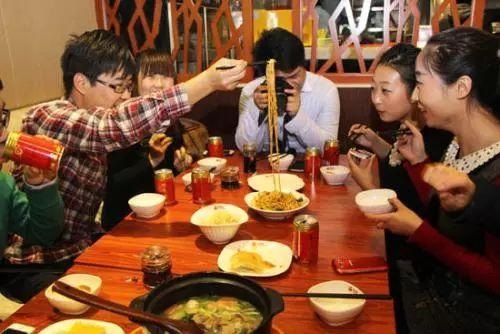 客流劇增、人員混亂，春節(jié)要怎么值班才能讓顧客滿意，讓自己多賺？|餐飲界