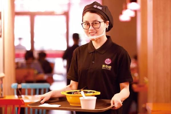 沒有廚師，無人點(diǎn)餐！他4年開出300多家店，日銷高達(dá)10萬碗！|餐飲界
