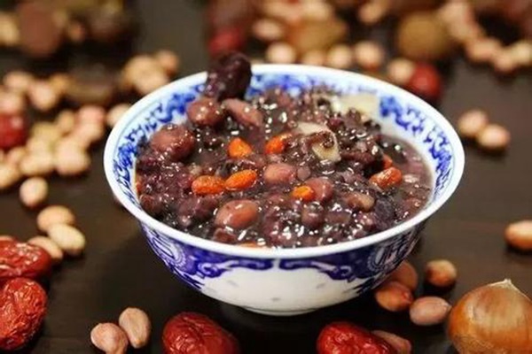 “臘八”到 老字號(hào)餐廳凌晨?jī)牲c(diǎn)開(kāi)熬臘八粥|餐飲界