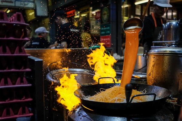 雙手殘疾日賣(mài)炒面12小時(shí) 每天僅賺100多元|餐飲界