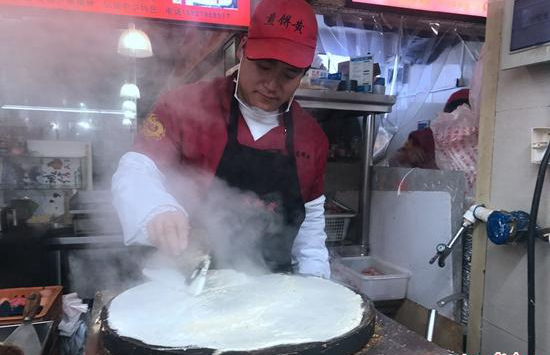 一張煎餅的雙城記：攤煎餅的手轉(zhuǎn)再快也趕不上房價(jià)|餐飲界