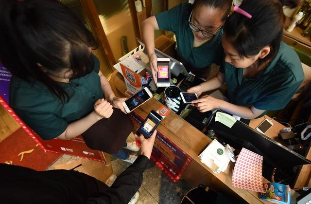 一季度全國(guó)多地缺"餐廳服務(wù)員"二維碼換人或成餐飲業(yè)新常態(tài)|餐飲界