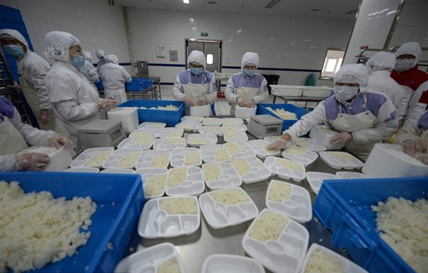 難得一見高鐵盒飯內部制作過程，六百斤一鍋燒，醬油調料論瓶倒|餐飲界