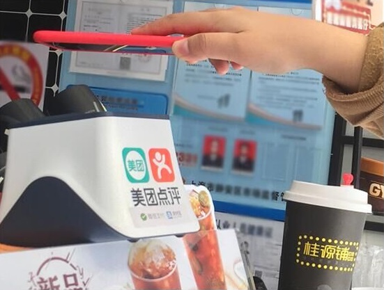北京商報：“一手配餐一手收單” 飲品店用美團小白盒解放收銀員雙手|餐飲界