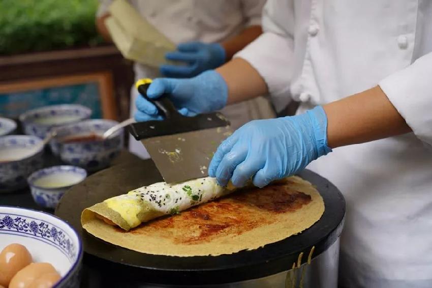煎餅馃子出標準，薄餅直徑不小于38cm！網(wǎng)友：以后還能加辣條么？|餐飲界