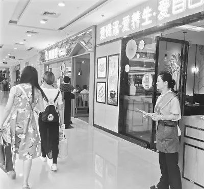 這就是餐飲的未來嗎？年輕人當(dāng)老板，大媽大嬸當(dāng)服務(wù)員|餐飲界