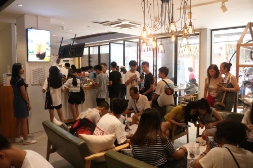 排隊(duì)2小時(shí) 鹿角戲廣州店開業(yè)爆場驚動(dòng)城管|餐飲界
