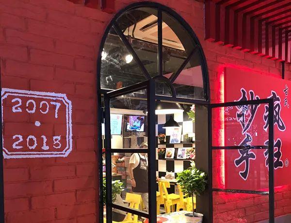不到20種產(chǎn)品，8個(gè)餐位，日銷過(guò)萬(wàn)。TA是最早的“網(wǎng)紅”！|餐飲界