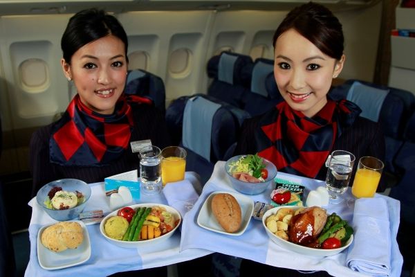 多航空公司取消免費(fèi)餐飲 以后坐飛機(jī)真要帶泡面了？|餐飲界