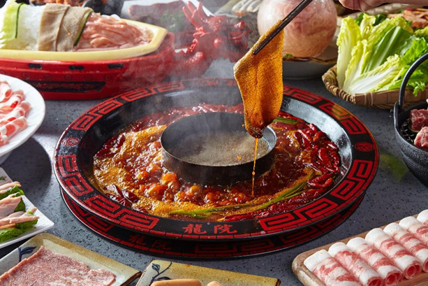 龍?jiān)豪匣疱?，東灶餐飲12年匠心之作，舌尖上的川粵美食|餐飲界