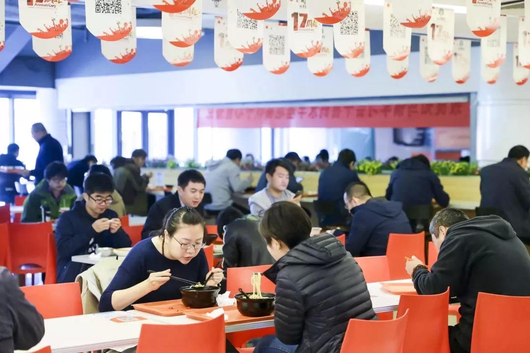 洗牌在即，品牌化團(tuán)餐“入伙”正當(dāng)時(shí)？ | 餐見(jiàn)|餐飲界
