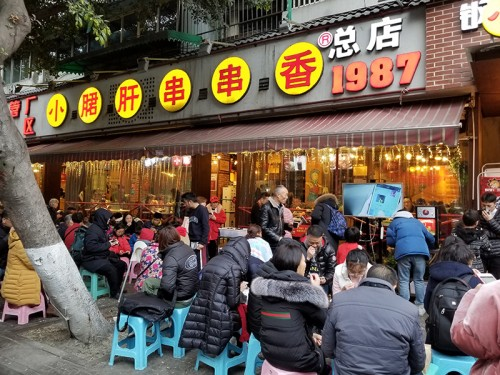  成都鋼管廠五區(qū)小郡肝串串香傳承匠心品質(zhì)，火爆實至名歸|餐飲界