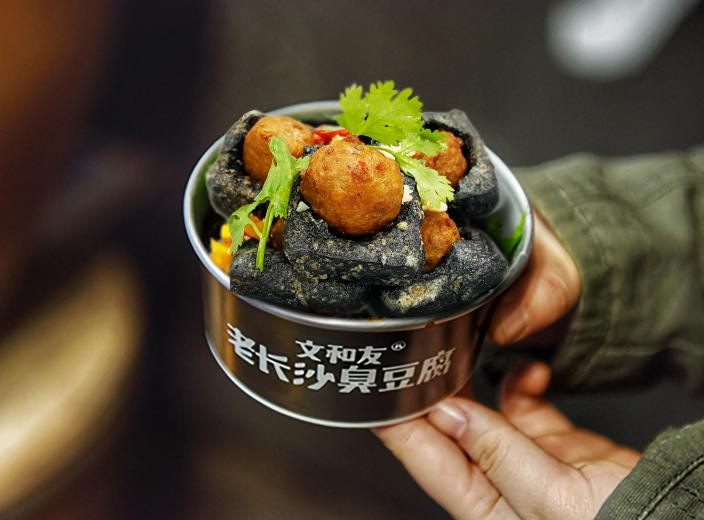 風(fēng)口下的美食進化，星期零與文和友老長沙臭豆腐“牽手”做植物肉臭豆腐|餐飲界