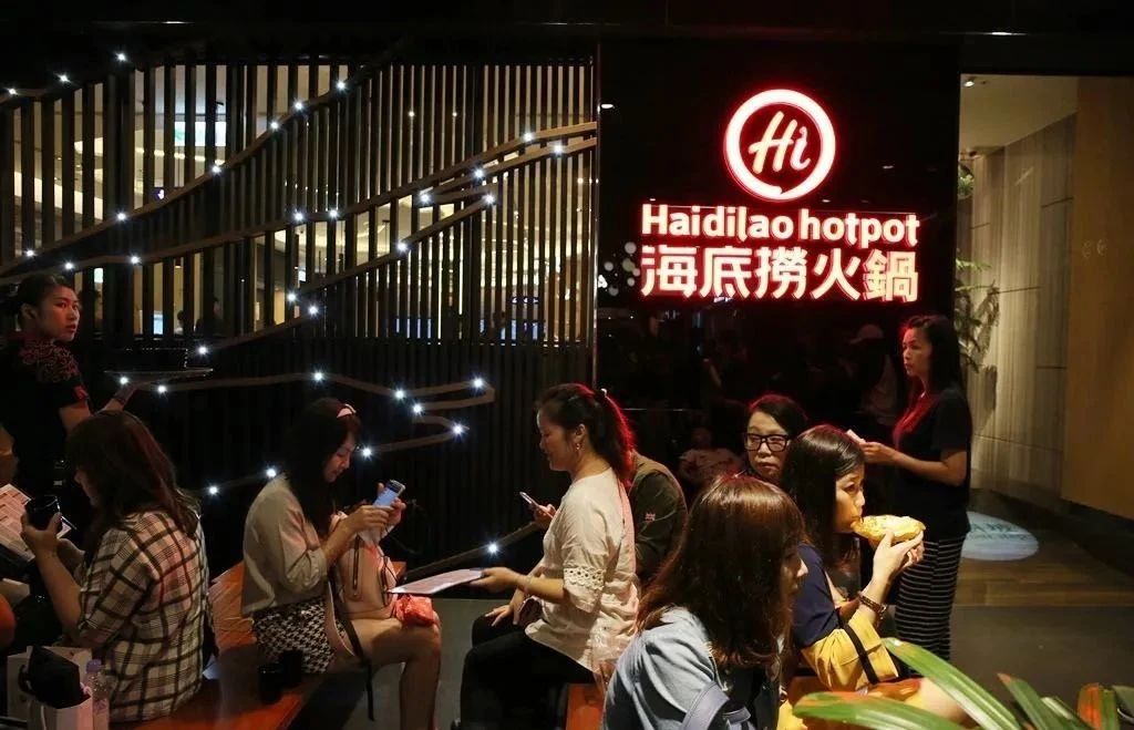 餐飲大事件202期｜  海底撈半年凈虧10億，股價(jià)卻瘋漲；肯德基暫停使用吮指廣告語(yǔ)；百勝中國(guó)或?qū)?月在港上市|餐飲界