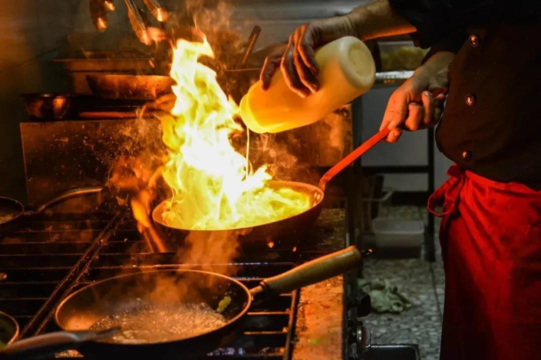 餐飲大事件204期 ｜喜茶、奈雪的茶明年要赴港上市？面包新語(yǔ)一加盟店蛋糕被檢出沙門氏菌，全國(guó)門店整改審查|餐飲界