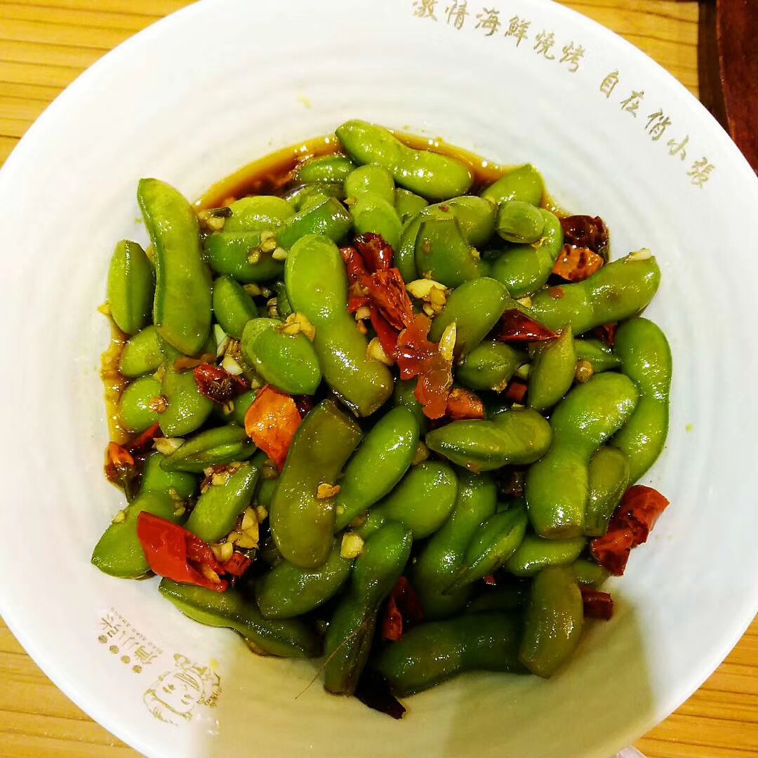 野生本色在森林里種小木耳，發(fā)展大產(chǎn)業(yè)|餐飲界